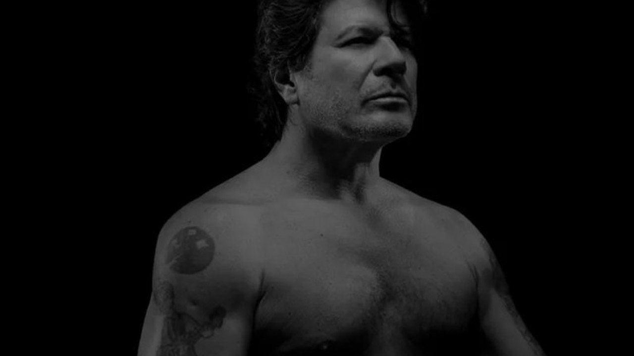 Paulo Ricardo posa seminu em ensaio fotografado por sua mulher