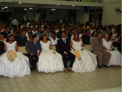 Casamento coletivo reúne 286 casais na igreja-sede