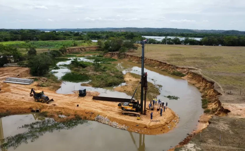 Prefeitura de Penedo constrói nova ponte na região do povoado Ponta Mofina