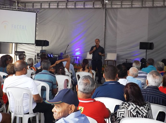 Festa na Faceal marca comemoraçãos pela passagem do Dia do Aposentado