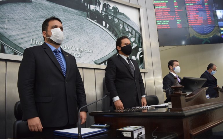Plenário faz um minuto de silêncio pelas vítimas da pandemia