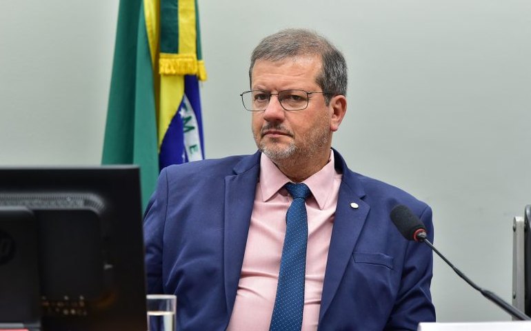 Comissão aprova inclusão de idosos no programa Educação de Jovens e Adultos