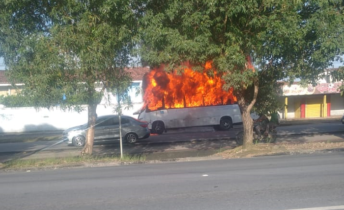 Veiculo fazia a linha Cruzeiro do Sul/Maceió e foi destruído pelas chamas