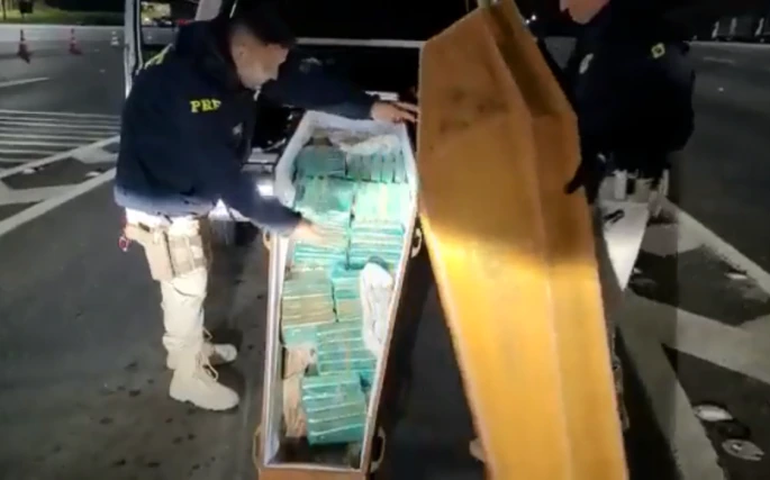 Homem é preso pela PRF na Fernão Dias com 50 quilos de crack em caixão funerário