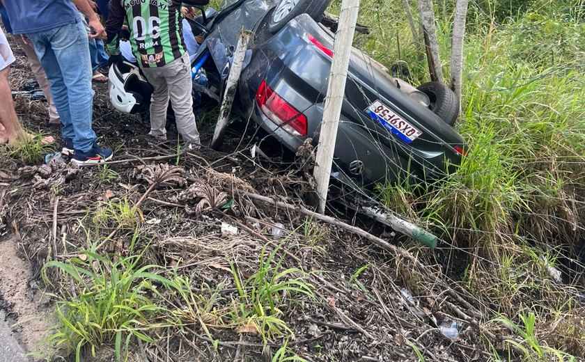 Carro capota na AL-105 e deixa duas pessoas presas às ferragens