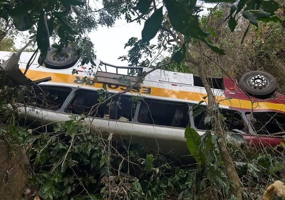 Capotamento de ônibus na Serra da Barriga deixa cerca de 40 feridos