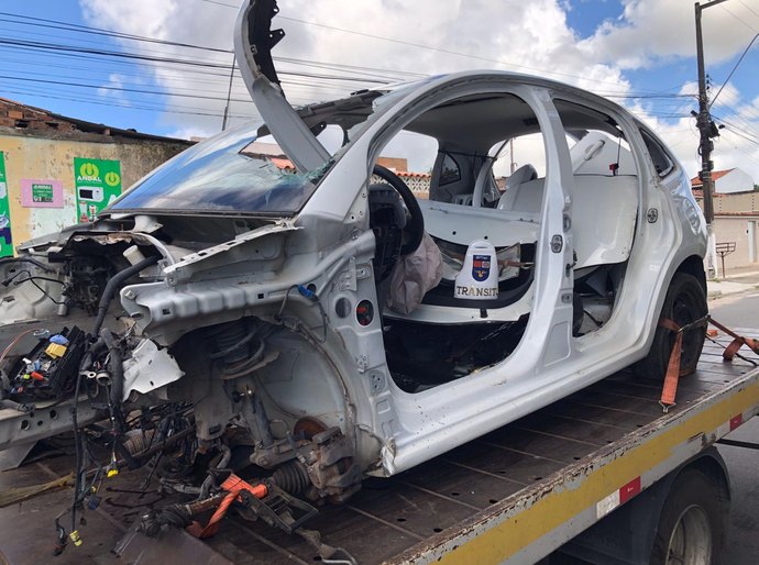 PM e PC apreendem veículo com queixa de roubo durante a Operação Desmontar