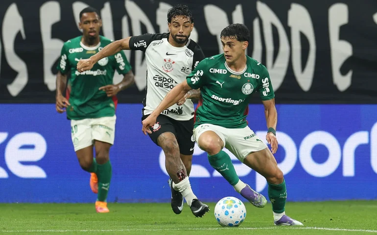 Palmeiras questiona ausência de pênalti em lance polêmico contra o Corinthians