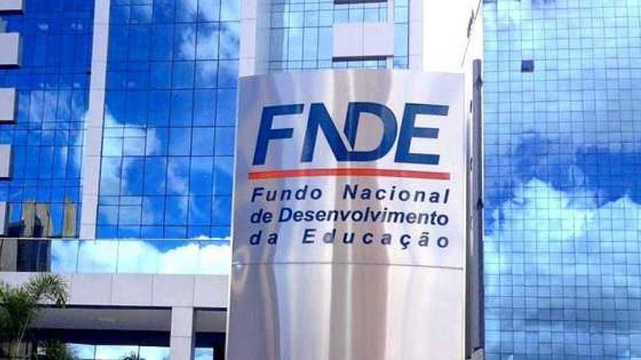 Diretores do FNDE compraram carros que custam até 30 vezes seus salários