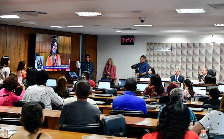 Debatedores defendem oferta de ensino nas escolas regulares a estudantes com deficiência