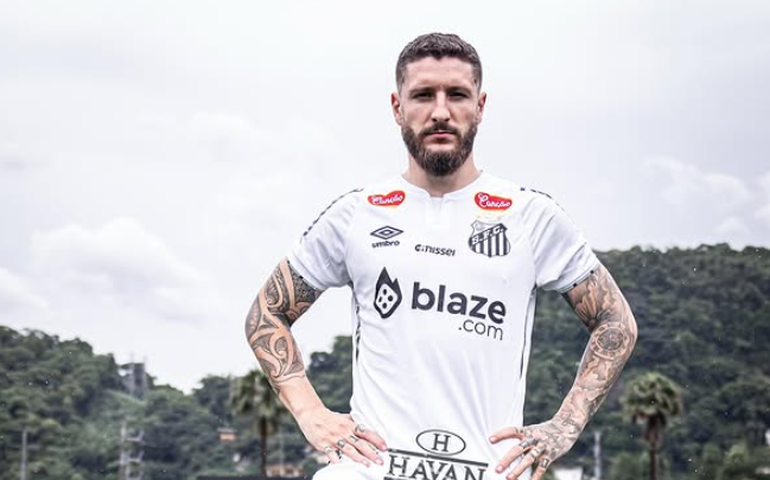 Zé Rafael é oficializado no Santos até dezembro de 2027 com boas-vindas de Zé Love