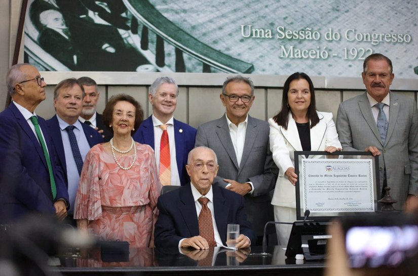 Pediatra Milton Hênio recebe a comenda Tavares Bastos em sessão emocionante