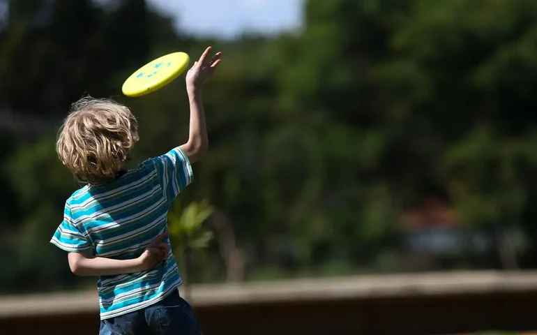 Pensando que era brinquedo, criança fica cara a cara com uma das cobras mais venenosas do mundo