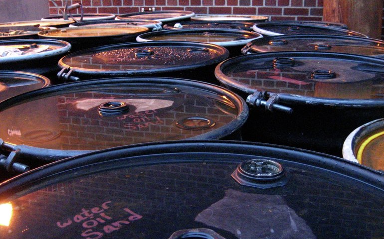 Governo Trump flexibiliza sanções ao Irã para conter alta do petróleo