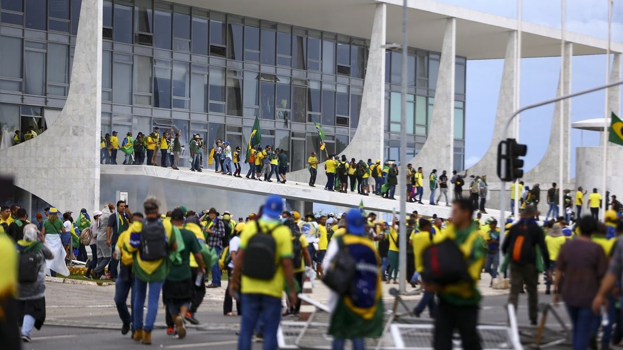 Major do GSI diz que deu água para golpistas para 'acalmá-los'