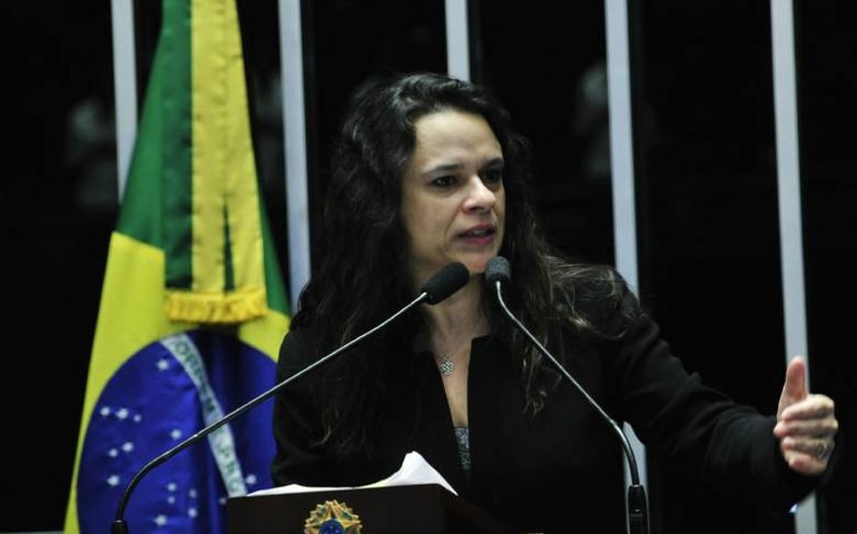 Janaina critica distribuição de alimentos na Cracolândia; padre Julio rebate