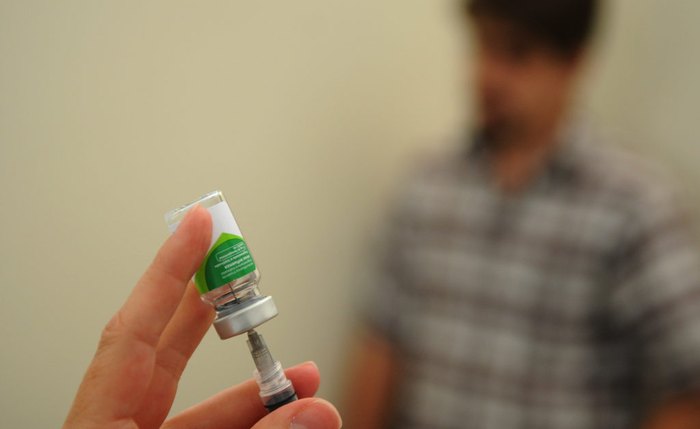 Profissionais da área da saúde serão voluntários nos testes com a vacina