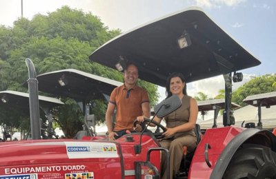 Prefeita Marcela Gomes recebe da Codevasf trator equipado com implementos agrícolas para Novo Lino