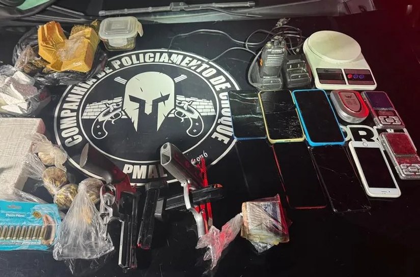 Dois homens são presos com drogas e arma em ação, no Jacintinho