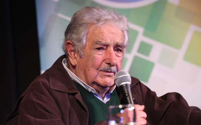Mujica 'está bem' após radioterapia para tratar câncer de esôfago, diz médica