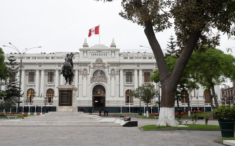 Congresso do Peru aprova lei que prescreve crimes contra a Humanidade cometidos antes de 2022