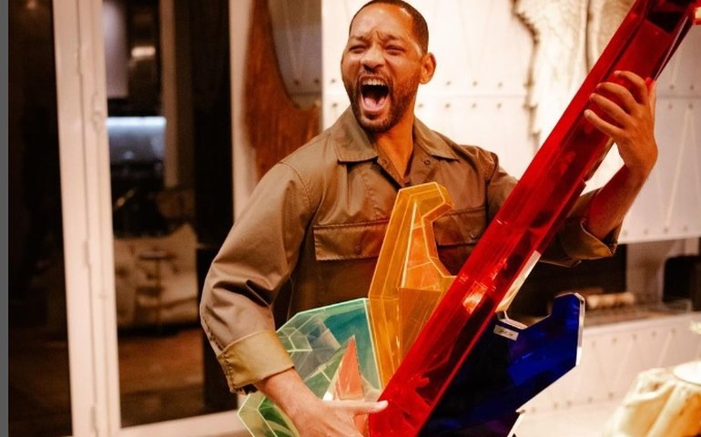 Will Smith retribui presente de fã carioca