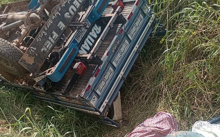 Uma mulher morre e outra fica gravemente ferida em acidente envolvendo um caminhão em Igreja Nova