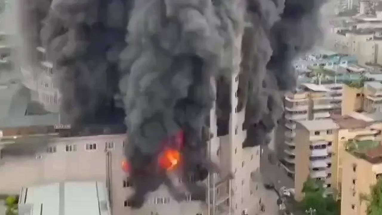 
Incêndio em centro comercial na China deixa pessoas presas, diz mídia estatal