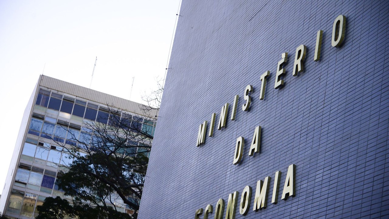 Economia cresce 0,5% em agosto após dois meses de recuo, estima FGV