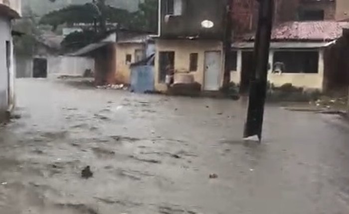 Bairros de Maceió são tomados pela água da chuva nesta quarta