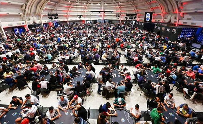 Competidores disputam partidas durante a Brazilian Series of Poker (BSOP), principal competição do esporte no país