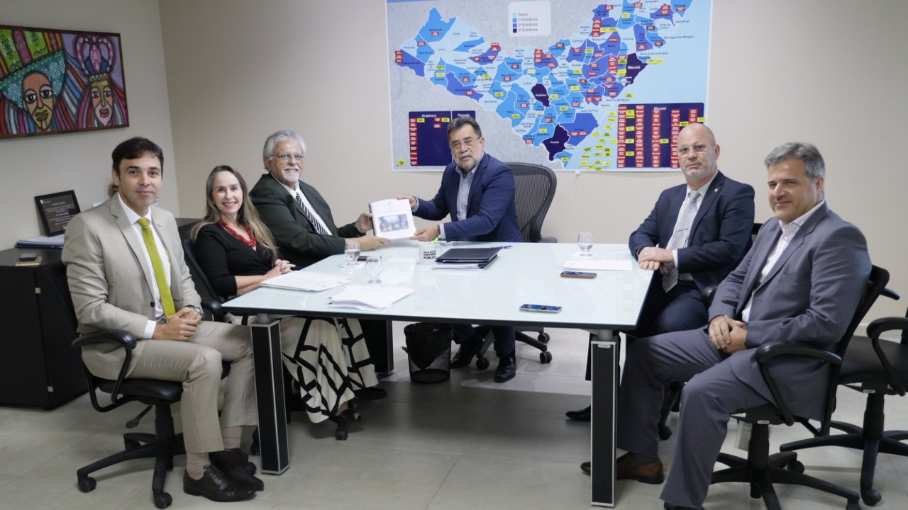 PGJ Lean Araújo recebe relatório sobre atuação da FT que atuou em defesa da população em situação de rua