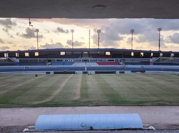 Governo de Alagoas inicia revitalização do gramado do Estádio Rei Pelé