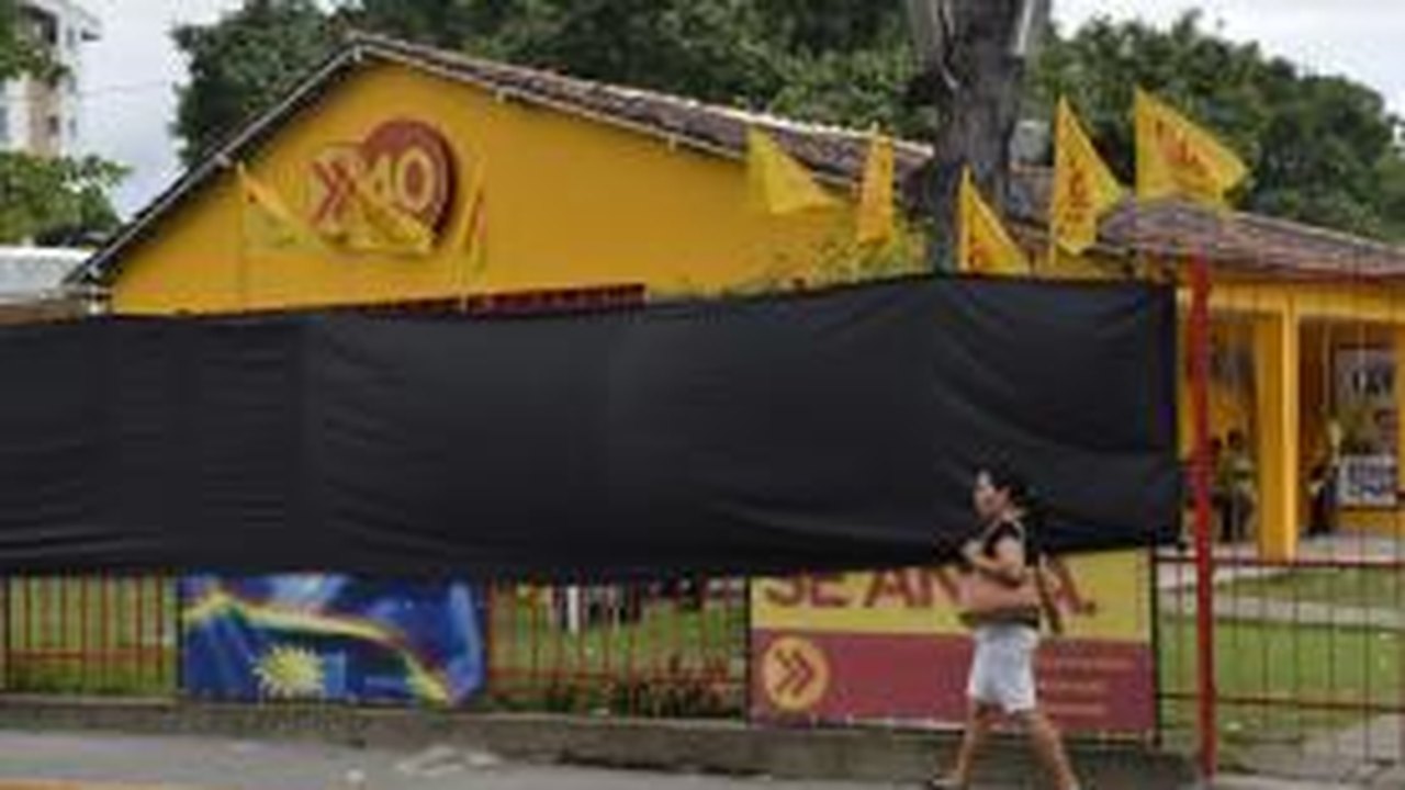 Recife: comitê de campanha amanhece com faixas pretas e clima é de tristeza