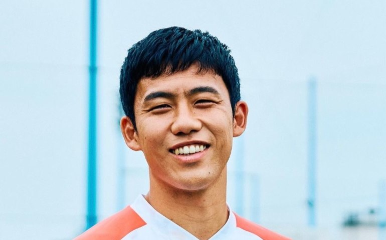 Liverpool contrata volante Wataru Endo após perder Caicedo para o Chelsea