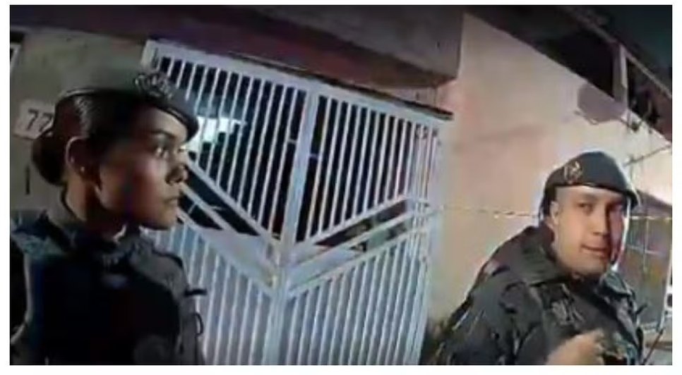 A vítima chegou a ser socorrida, mas não resistiu aos ferimentos. Imagens de câmera corporal de outro agente registraram parte da ocorrência. / Foto: Reprodução 