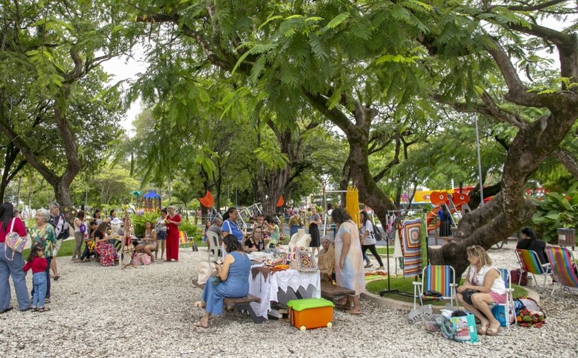 Economia Solidária promove Dia Mundial do Crochê na Praça Centenário