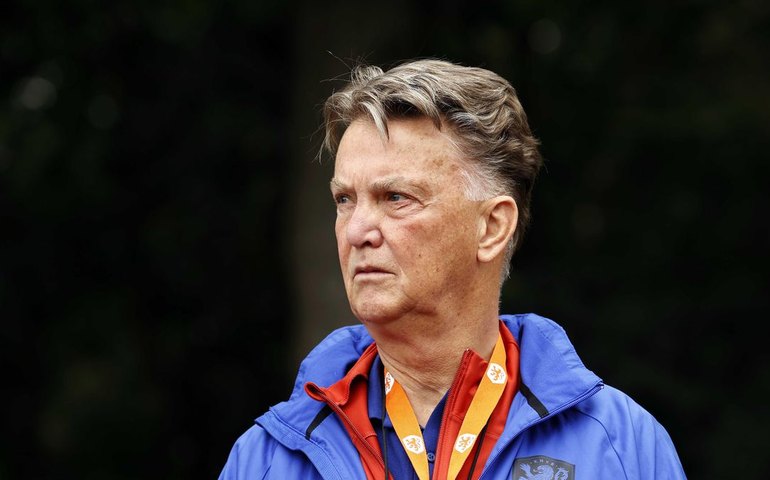 Van Gaal chama seis goleiros e técnico de vôlei para os treinamentos da Holanda