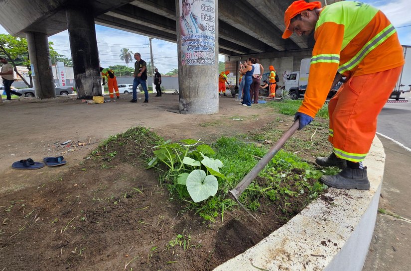 Área do viaduto de Jacarecica recebe ação conjunta de melhoria urbana