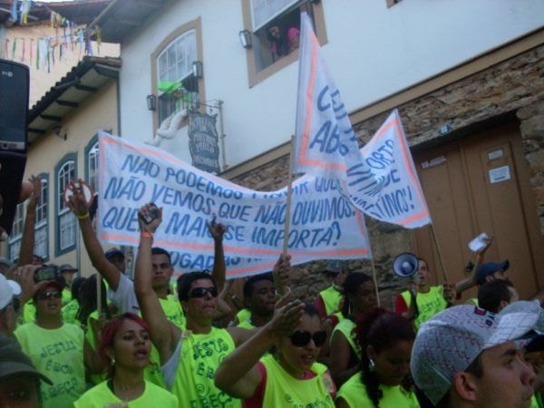Missionários evangelizam durante o carnaval de Ouro Preto