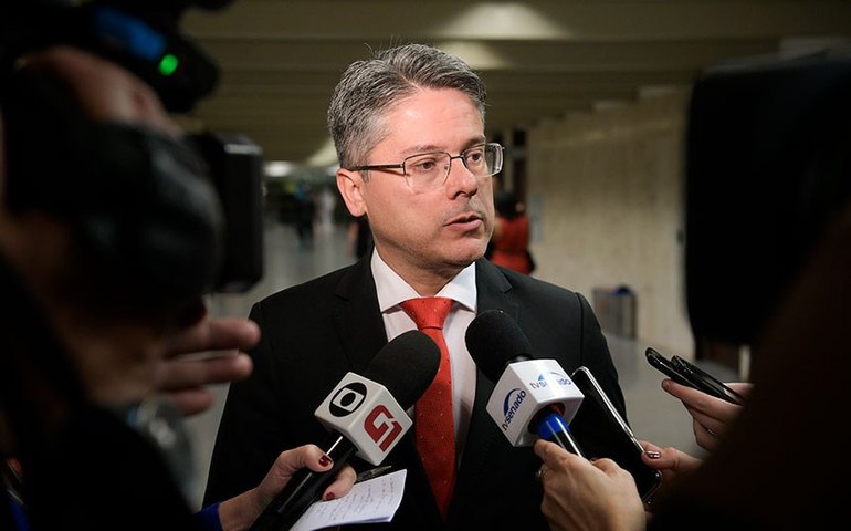 Alessandro presidirá comissão da MP da retomada de obras em escolas