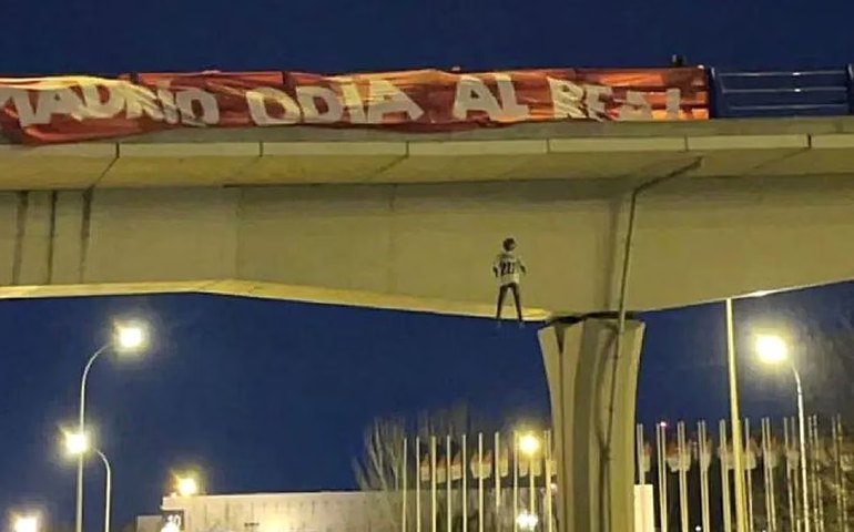 Torcedores que penduraram boneco com camisa de Vini Jr. em ponte são proibidos de ir a estádios
