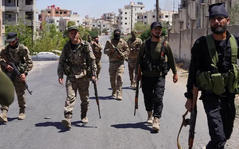 Forças sírias deixam província do sul após acordo de cessar-fogo com drusos e ataques de Israel