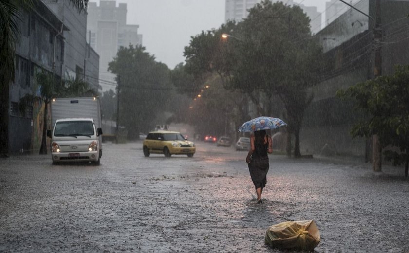 Inmet emite alerta de chuvas intensas na maior parte do País