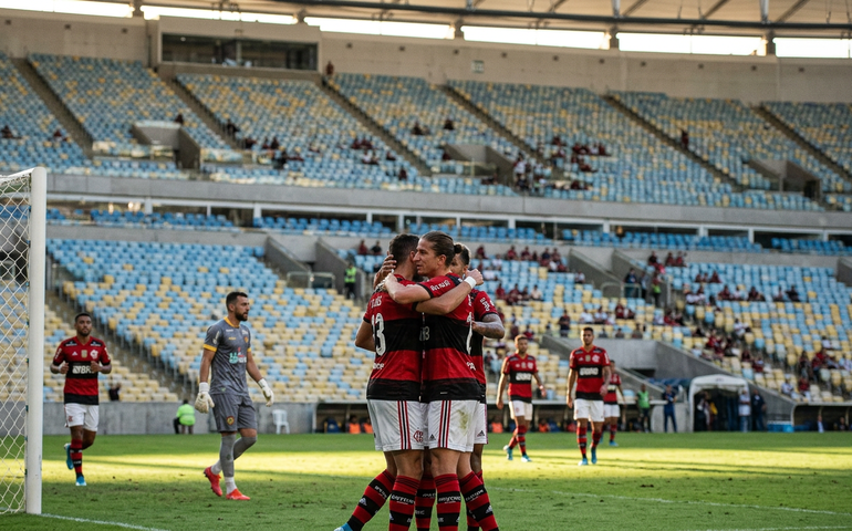 Flamengo esquece 'crise', atropela Madureira e vai à 7ª final seguida do Carioca
