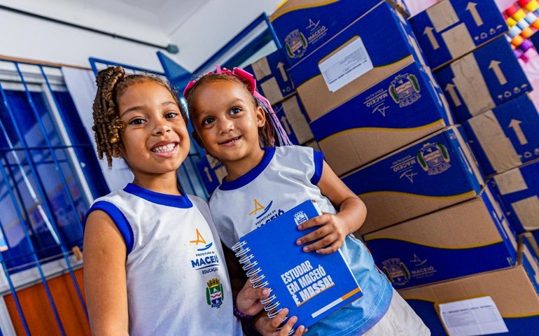 Secretaria de Educação de Maceió inicia distribuição de novos kits de uniformes na rede pública