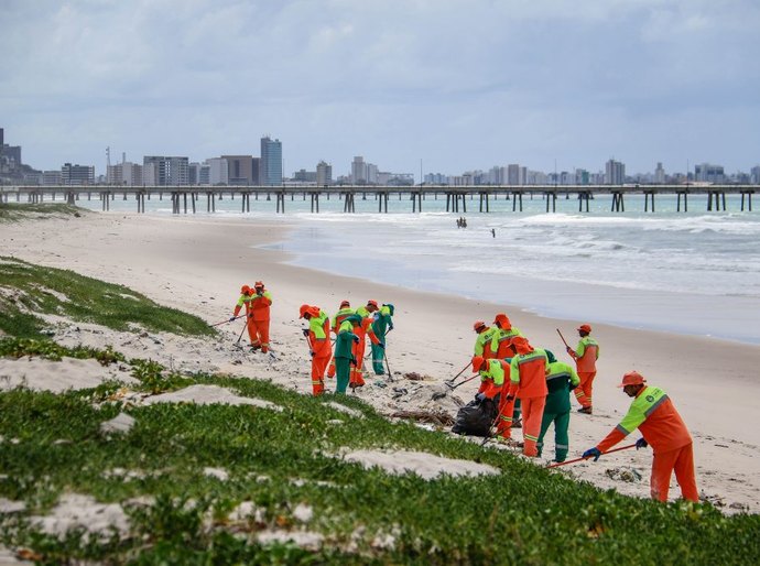 Prefeitura realiza um grande mutirão de limpeza na Praia da Avenida
