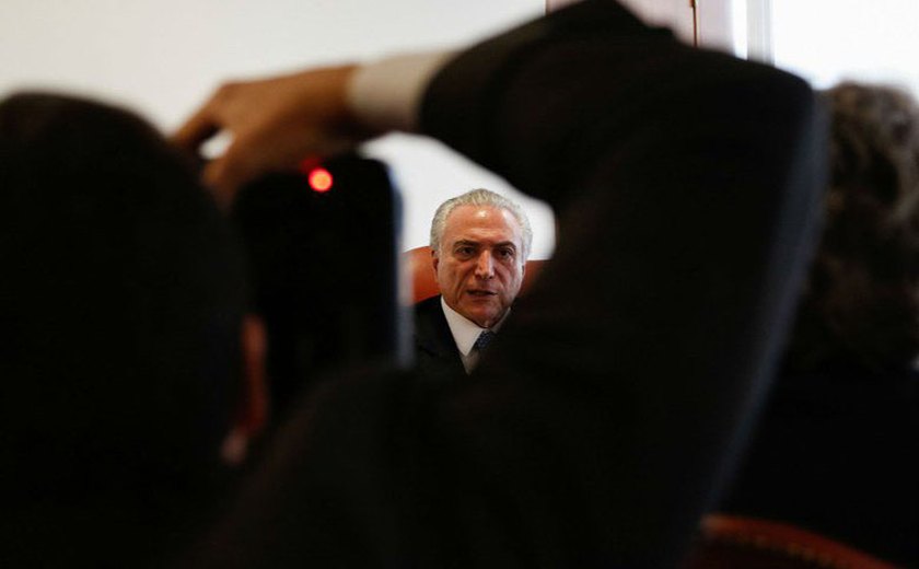 Acuado, Michel Temer avança contra Janot