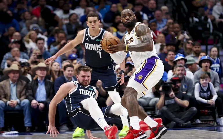 Lakers buscam virada incrível e entram de vez na briga; Lillard faz 71 pontos