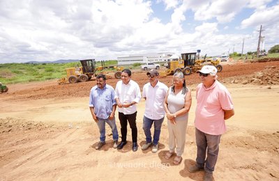 Prefeita Tia Júlia e secretário Júlio Cezar visitam obras de duplicação da BR-316 em Palmeira